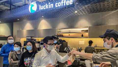 Luckin Coffee vượt mặt Starbucks ngay trên sân nhà (Ảnh: Nikkei Asia)